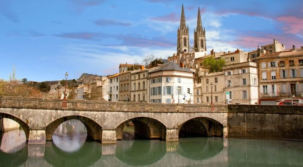 e_niort's tweet photo. #Niort. Les 5 plus beaux villages à découvrir autour de Niort.
→ https://t.co/fQikvAluAi https://t.co/LOi6jd1UGR