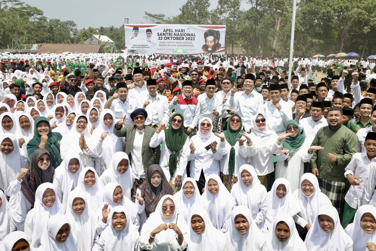 Santri adalah penyangga negeri. Mereka memberikan kontribusi riil bagi bangsa ini baik sebelum, saat, maupun setelah kemerdekaan. 

Namun ironisnya banyak pihak yang melupakan kontribusi para santri. Mereka dipinggirkan. Dari tidak diakuinya ijazah lulusan pesantren, peluang