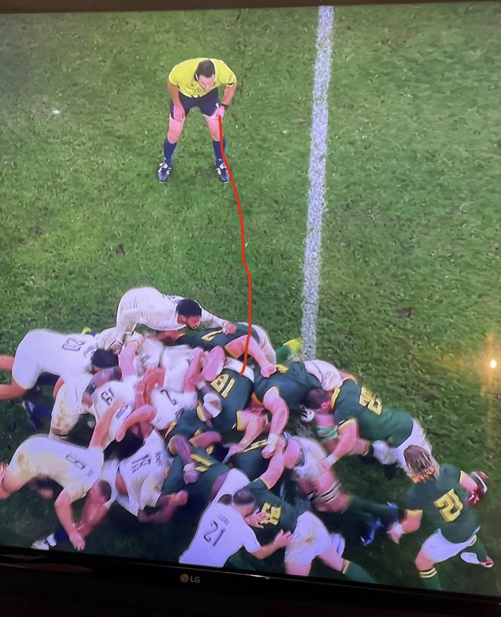 mauloverpodcast's tweet image. A picture paints a thousand words. BOK Staring straight at it but pings Genge. SA were on top at scrum time but this is as blatant as it gets