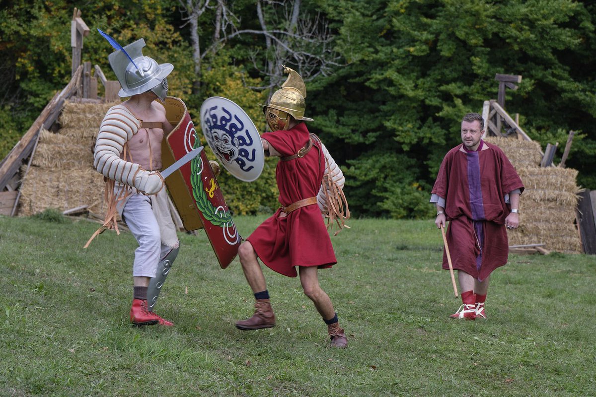 roem_museum's tweet photo. Gladiatoren - Reenactment im Römischen Freilichtmuseum Hechingen Stein #Gladiatoren #Reenactment
#Kelte #Villarustica #Alemannen #geschichteerleben #Villarusticastein #Antike #römer #geschichte #Hechingen #Ausflugsziel #Ausflug #Ausflugsziele #ausflugstipp #Stein https://t.co/CWHilNrI4f