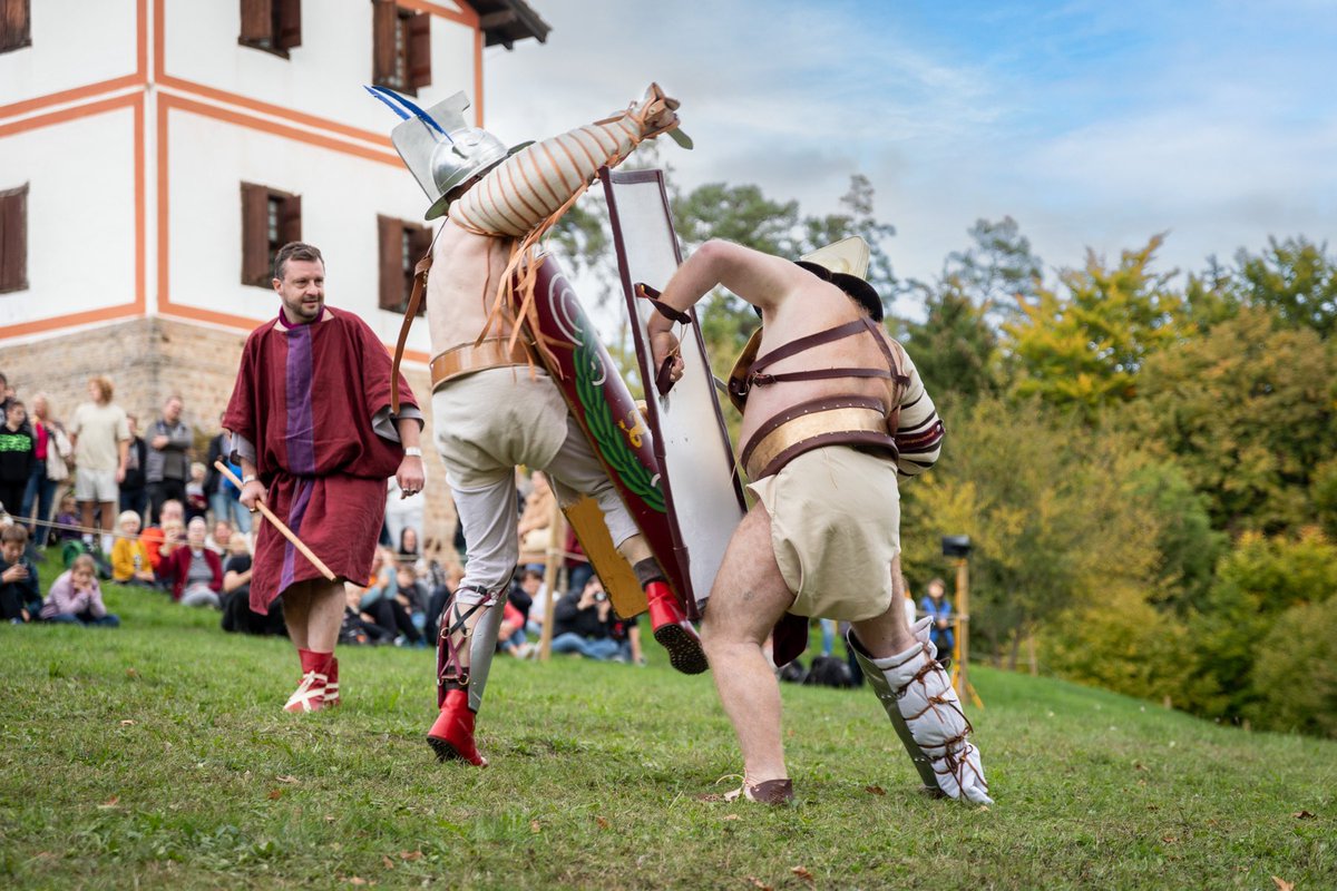 roem_museum's tweet photo. Gladiatoren - Reenactment im Römischen Freilichtmuseum Hechingen Stein #Gladiatoren #Reenactment
#Kelte #Villarustica #Alemannen #geschichteerleben #Villarusticastein #Antike #römer #geschichte #Hechingen #Ausflugsziel #Ausflug #Ausflugsziele #ausflugstipp #Stein https://t.co/CWHilNrI4f