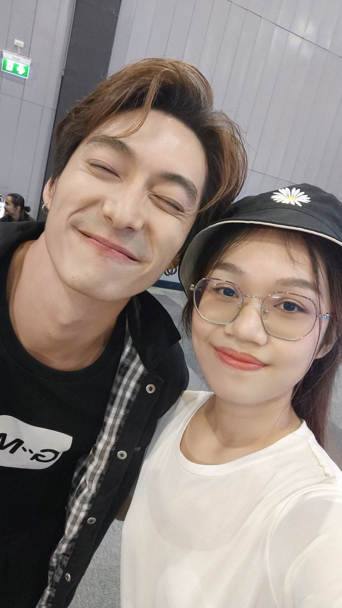 ll_VIORET_ll's tweet photo. พี่นะน่ารักกกกก
#NaThanaboon #TheKristElementsConcertD2 https://t.co/C6zNPm31TE