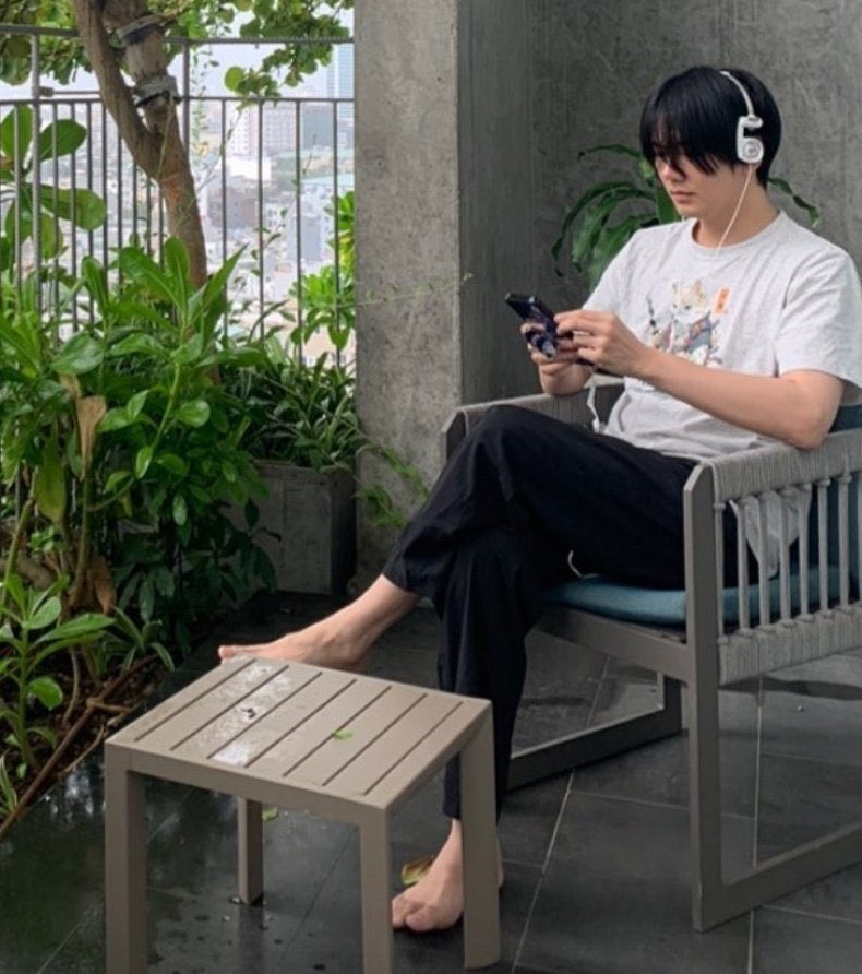 BuildBylsLuve's tweet photo. Sunday morning vibes ☀️

I wonder what Biu will wear today to his live 🤤 ? 

#BuilJakapan https://t.co/6PEPbeOeGR