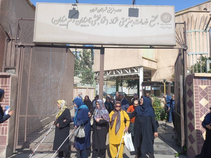 مرکز نابینایان خزانه برای همیشه تعطیل شد!

تنها سه روز پس از روز جهانی نابینایان،بهزیستی مرکزآموزشی، فرهنگی، توانبخشی و مهارت‌آموزی نابینایان خزانه را برای همیشه تعطیل کرد

اسفند گذشته نابینایان و خانواده‌ها به حکم تخلیه مرکز اعتراض کردند و بهزیستی دستور تخلیه را تکذیب کرده بود