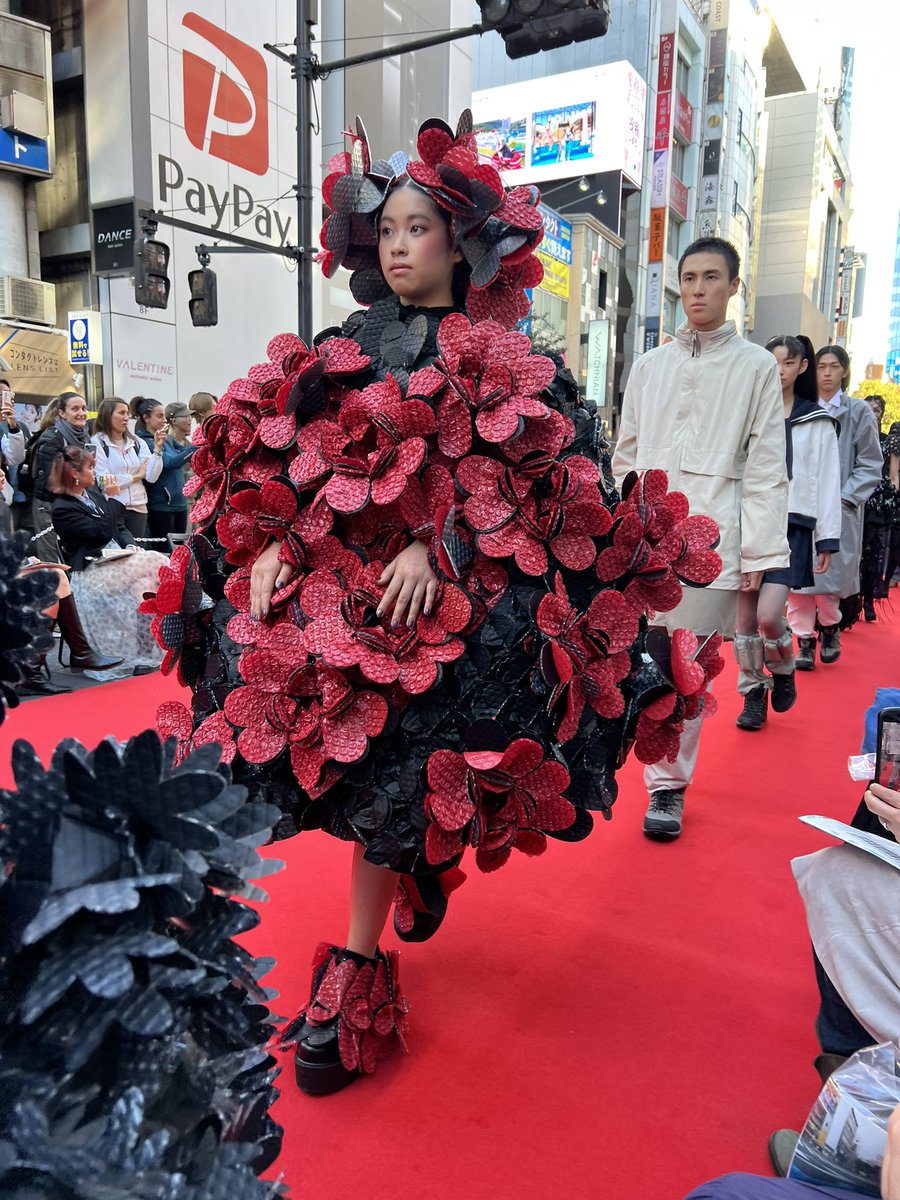 fashionjp's tweet photo. 続いて、#ShibuyaFashionWeek では、#山口壮大 さんが主宰する #文化服装学院 の実験ラボ「CULTURAL LAB.」によるショーが開催。
ラボの学生が声を掛けた文化服装学院とバンタンデザイン研究所の学生デザイナー10組のファッションショーを、デザイナーなどによるフィッティングの様子も含めて見せた。 https://t.co/5daFAlaGxs