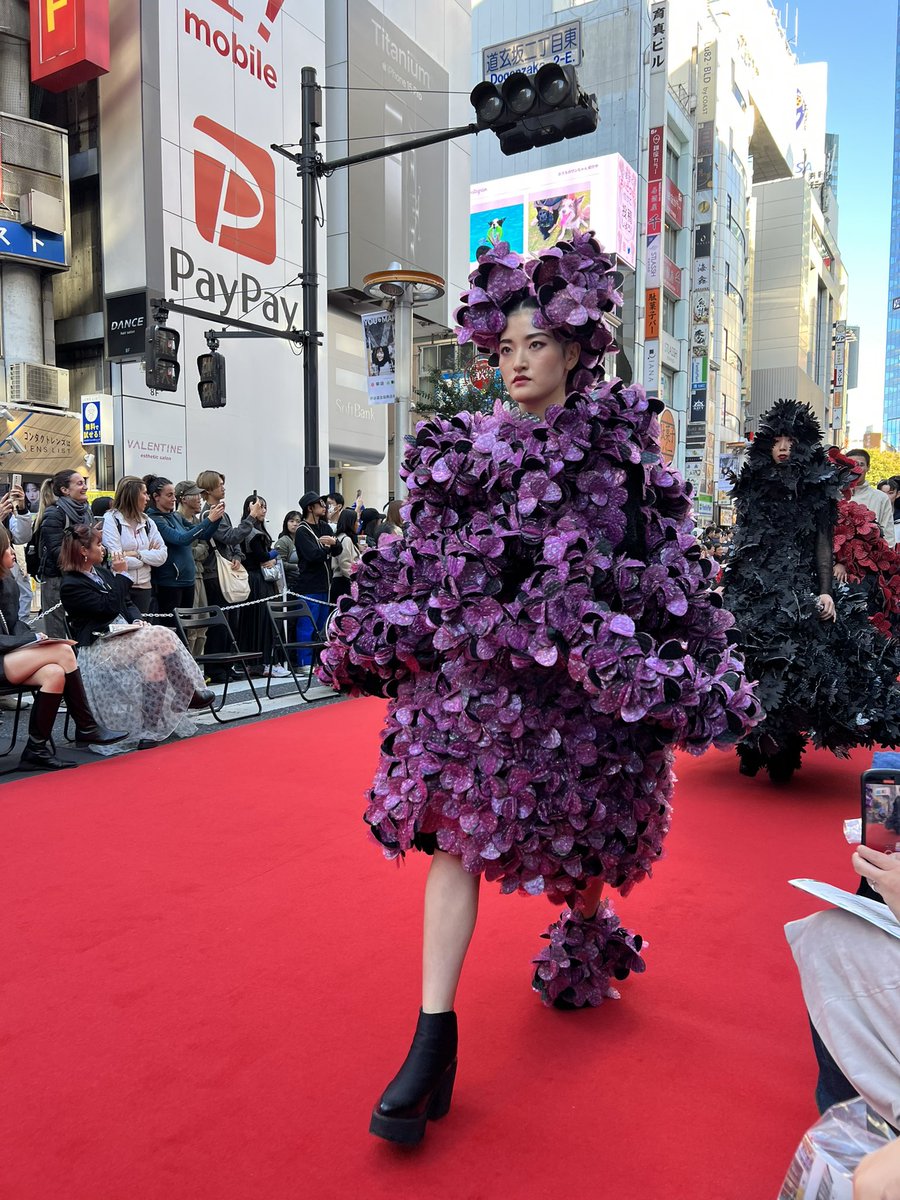fashionjp's tweet photo. 続いて、#ShibuyaFashionWeek では、#山口壮大 さんが主宰する #文化服装学院 の実験ラボ「CULTURAL LAB.」によるショーが開催。
ラボの学生が声を掛けた文化服装学院とバンタンデザイン研究所の学生デザイナー10組のファッションショーを、デザイナーなどによるフィッティングの様子も含めて見せた。 https://t.co/5daFAlaGxs