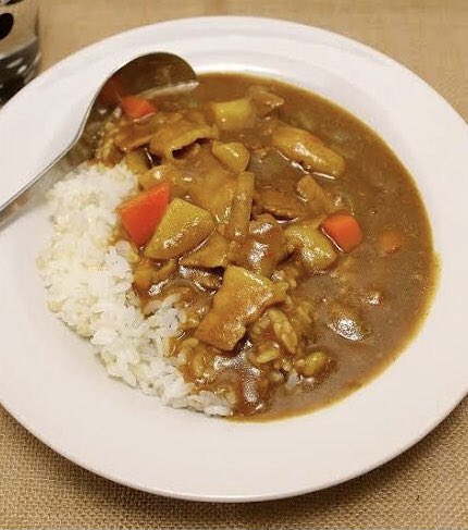 Daichan1973_12's tweet photo. 男の料理教室2回目終わりました。
今日はカレーライス。🍛

母の口に合う甘口のポークカレーを
野菜切りから先生に教わって作りました。たくさん作ったからタッパーに入れて夕飯時に母・娘とまた食べます！
👍😋🧑‍🚒　上手く出来たと思います😉🐖 https://t.co/ZelshyWhey