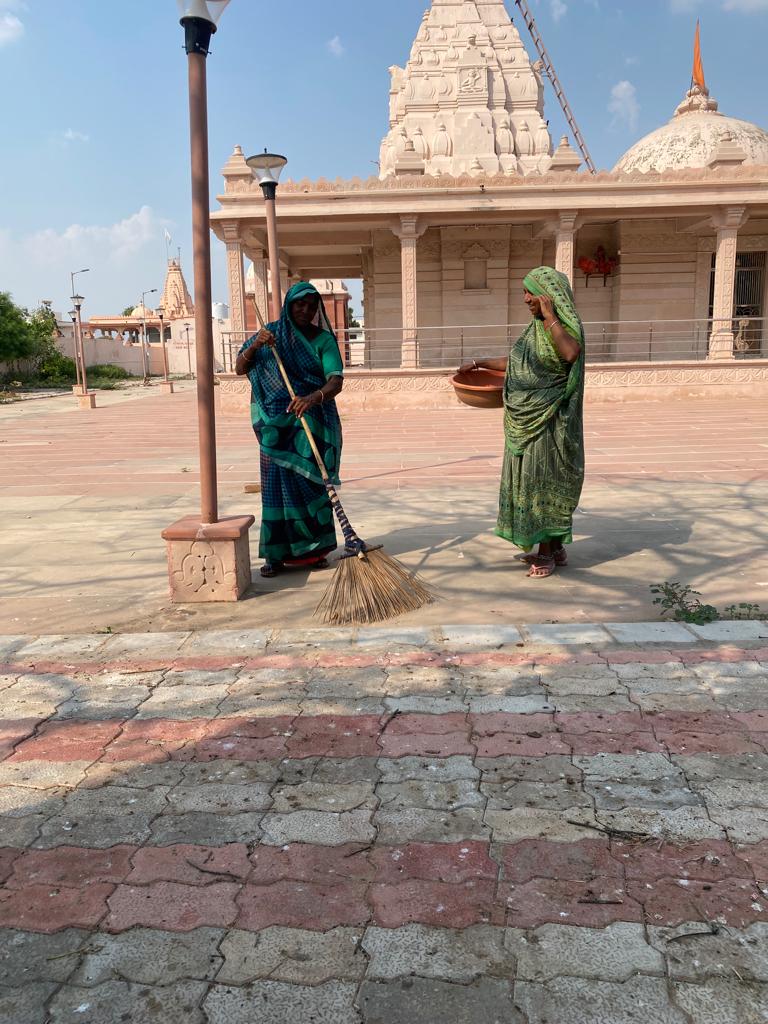 ધોળકા નગરપાલિકા દ્વારા આજરોજ પ્રમુખ સાહેબ તથા પદાધિકારીઓ ને સાથે રાખી ધાર્મિક સ્થળોની સાફ-સફાઈ કરવામાં આવી
સ્વચ્છ, સ્વસ્થ અને સમૃદ્ધિ ગુજરાતનું નિર્માણ કરીએ, સ્વચ્છતા હી સેવા અભિ યાનનેસફળ બનાવીએ.
<a href="/SBMR_Gujarat/">Swachh Bharat Mission- Gramin, Gujarat</a>
<a href="/sbmugujarat/">Swachh Bharat Mission Urban - Gujarat</a>
#SwachhGujarat2023
<a href="/58dholkaEro/">SDM DHOLKA</a>