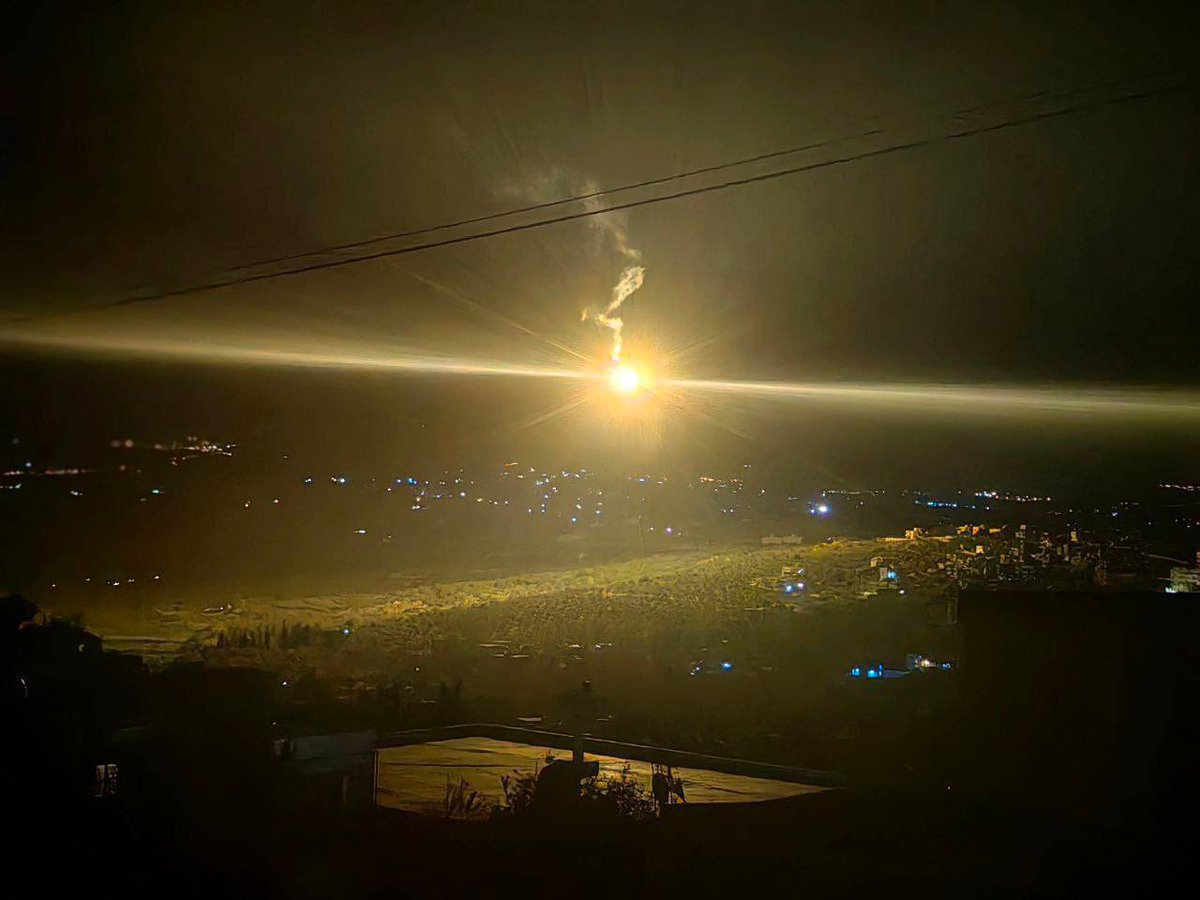 warfareanalysis's tweet image. The occupation army is dropping illuminating flares in the skies over the town of #Kfar Kila towards "Tel al-Nahhas," amid continuous drone flights.

#Gaza_Genocide