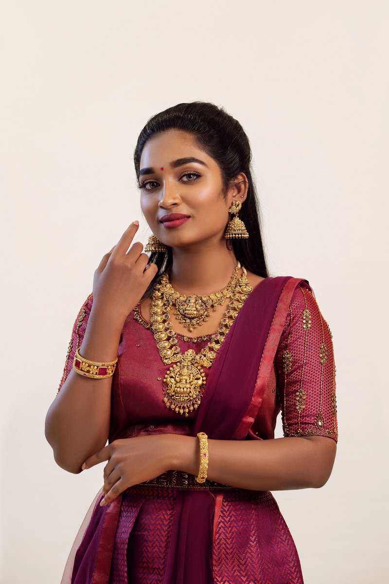 'Try on our beautiful gold and diamond necklaces and
find the perfect one for you.'

#arabiangoldanddiamond #karunagappally #bestjewellery #indiracollections #chettinad #antique