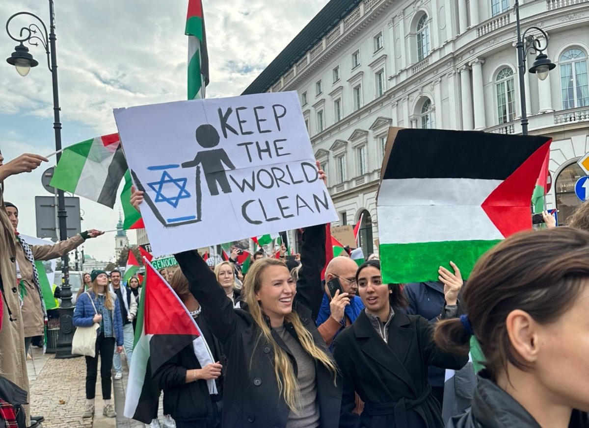 I can't stop thinking of the sign waved in #Warsaw Saturday “Keep the World Clean of” next to a #StarOfDavid. 

Okay, they claim they didn't target #Jews as such, only that sinful state, undeserving-of-living #Israel. 

But did it not occur to Polish radical leftists who led the…