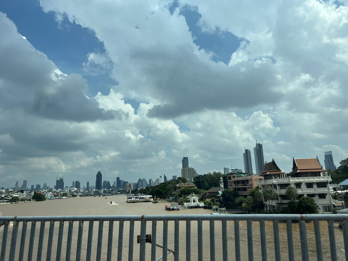 S_eeabird's tweet photo. Bangkok https://t.co/cY1blHmEm2