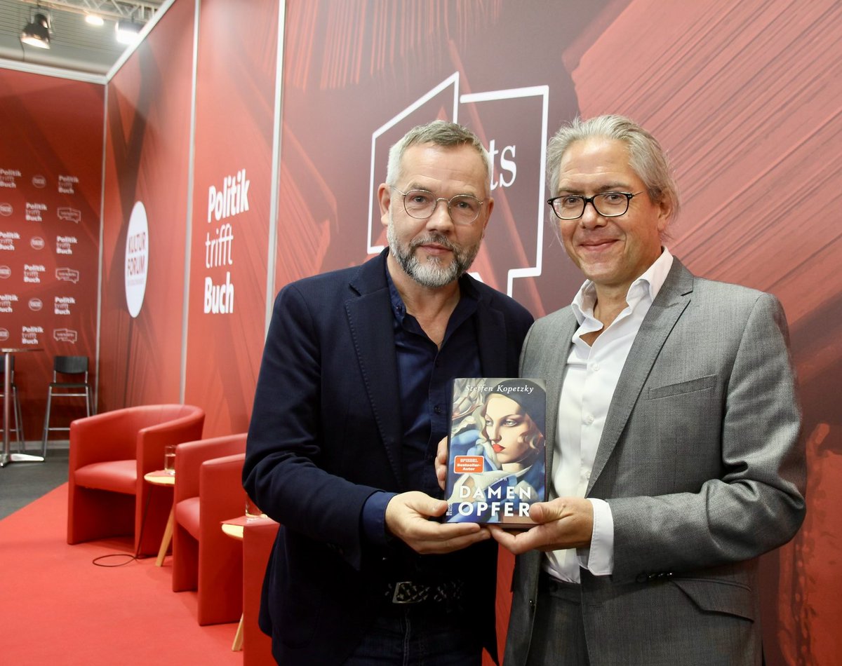 MiRo_SPD's tweet photo. Zu Gast auf der @Book_Fair. Gespräch mit Steffen Kopetzky über seinen Erfolgsroman #Damenopfer. Unbedingter Lesetipp, weil man etwas lernen kann: über eine Welt der Umbrüche, Kampf+Kooperation der Ideologien in den 1920-ern. Danke @vorwaerts für Einladung + großes Interesse. https://t.co/vlMIquIRkn