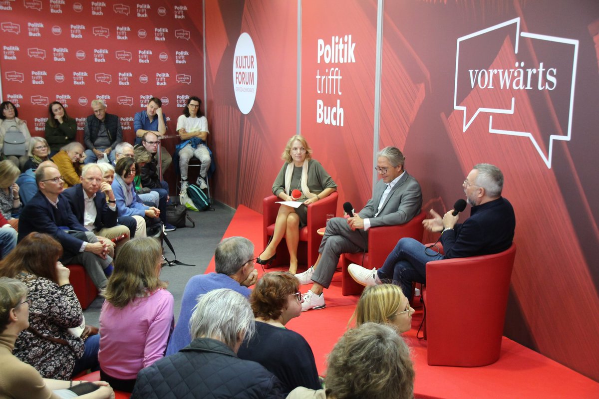 MiRo_SPD's tweet photo. Zu Gast auf der @Book_Fair. Gespräch mit Steffen Kopetzky über seinen Erfolgsroman #Damenopfer. Unbedingter Lesetipp, weil man etwas lernen kann: über eine Welt der Umbrüche, Kampf+Kooperation der Ideologien in den 1920-ern. Danke @vorwaerts für Einladung + großes Interesse. https://t.co/vlMIquIRkn