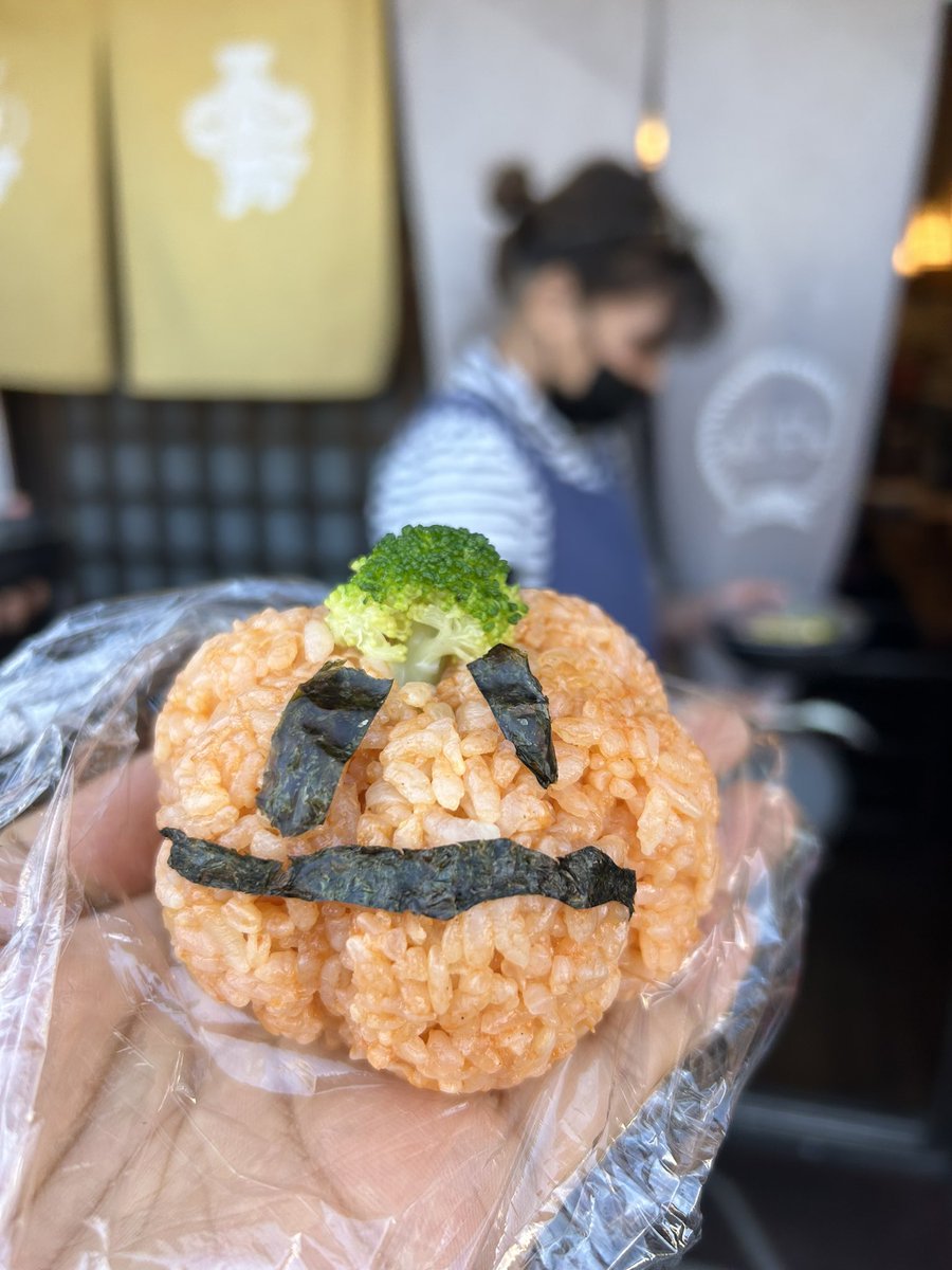 CerejeiraMbpw's tweet photo. 本日のイベントの〆は #本庄市 #gogohalloween 🎃
#きものカフェ紬 でアイスコーヒーを頂き、#恩むすび さんでママさんの愛のこもったハロウィンおむすび🍙
昨日に引き続き、ラテンの血が騒いでサンバ隊に引き入れて頂きました🇧🇷🥁
Obrigado Amigos!🌸OSS!🤙
#mbpw #マジックボックス #プロレス https://t.co/G78qLV8nwS