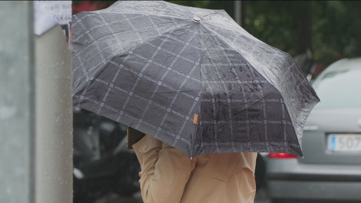 La Aemet activa la alerta amarilla por lluvias y viento para la noche del domingo y madrugada del lunes telemadrid.es/noticias/madri…