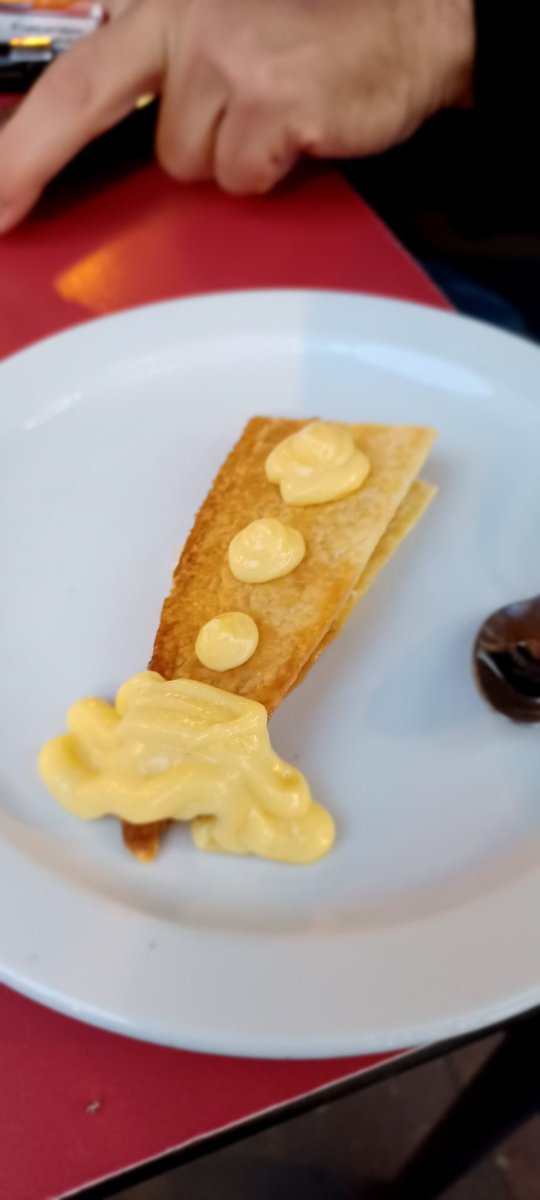 joanllorach's tweet image. Avui no recuperem plat d'#antes, He creat  un contemporani...  pasta de full farcit de #codony al forn amb pizellada de crema catalana. Dedicat al @joanga58 i gaudit amb bona companyia #cafeteam