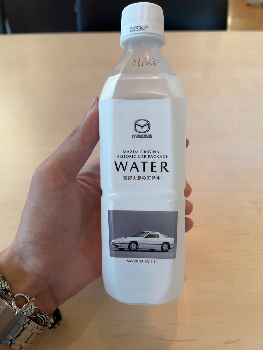 sei_86239's tweet photo. 今までMAZDAには大変お世話になっていましたが、こんな水があるなんて初めて知りました😳‼️
MAZDA水って言うらしいです😳‼️ https://t.co/AJe5VbSLJO