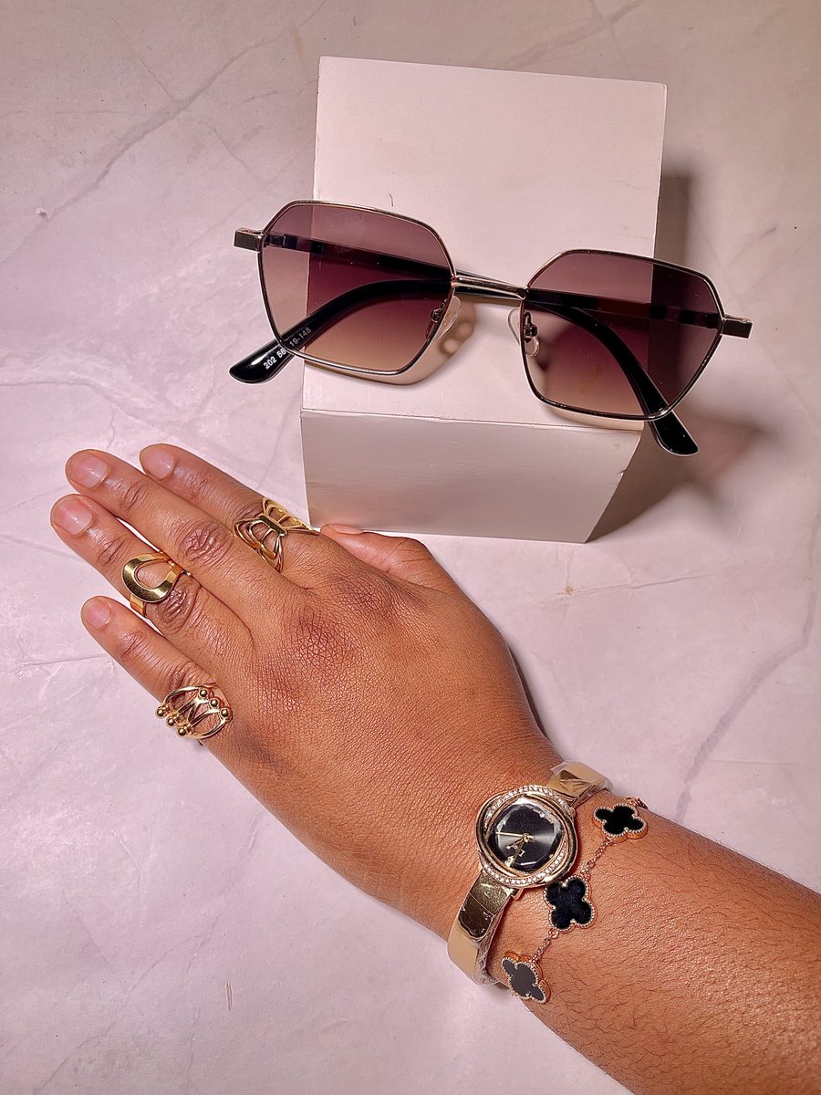 Shalorehtta's tweet photo. Frame 1 or Frame 2
- N15,000 (Wristwatch and Bracelet)
- N3,000 (Each Ring)
- N7,000 (photochromic glasses)
#silverjewelry #abujaaccessories #bracelets #vancleef #completelook #stunninggirl #richaraluxe https://t.co/jQxFUfGgSH