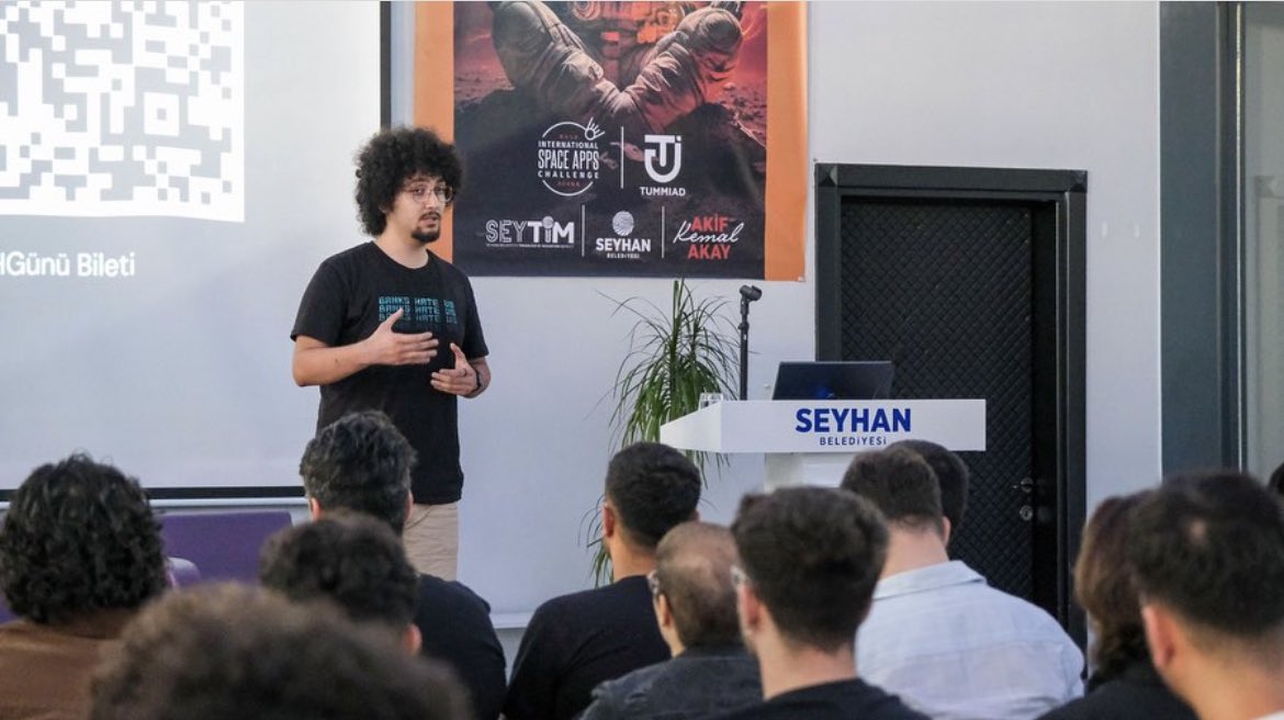 dorukismen's tweet photo. Dün Adana’da Ethereum’un vizyonunu yaymaya çalıştık. Sizler için konuşmaların aklımda kalan kısımlarıyla kısa özetini çıkardım: 

Ben @EFDevconnect’in Türkiye için ne kadar önemli olduğunu ve makus kaderimizi değiştirebilecek potansiyele sahip olduğunu anlatmaya çalıştım. 

Sunumun sonunda da yeni adanmış hayatlara ihtiyacımız var diyerek Yorgun Demokrat - Vitalik Versiyon’u izlettim. En başta da küçük bir alpha verdim, yakında sizler de duyacaksınız :) 

@skylar_eth: Türkiye’nin web3’teki potansiyelinden bahsetti. Devconnect için heyecanlı olduğunu özellikle belirtti. (Seyhan Belediyesi ve Skylar ikilisi aklımdan hiçbir zaman çıkmayacak)

@aabbstr: Kripto para teknolojisine genel bir girizgâh yaptıktan sonra, çok haklı olduğu, kriptonun yaygınlaşmasındaki en büyük engel zorluklarına değindi. 

@ulerdogan: Ethereum ekosisteminin karmaşık genel çevresini ve katmanlarını oldukça sade ve basit bir şekilde anlatmaya çalıştı. (Kısmen adanmış hayat nasıl olunur’u anlatmış oldu :) )

@aalimsahin: Web3 adaptasyonunun nasıl gerçekleşeceğini anlattı. Governance’tan, Cüzdan Kullanımına kadar pek çok farklı Web3’e giriş noktalarını aktarmaya çalıştı. 

Oldukça keyifli bir etkinlikti, güzel insanlarla tanışma fırsatı bulduk. Muhteşem ev sahipliği için @cukurovablock’a ayrıca teşekkürler.