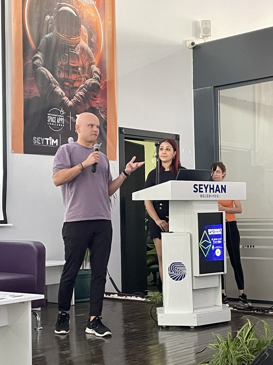 dorukismen's tweet photo. Dün Adana’da Ethereum’un vizyonunu yaymaya çalıştık. Sizler için konuşmaların aklımda kalan kısımlarıyla kısa özetini çıkardım: 

Ben @EFDevconnect’in Türkiye için ne kadar önemli olduğunu ve makus kaderimizi değiştirebilecek potansiyele sahip olduğunu anlatmaya çalıştım. 

Sunumun sonunda da yeni adanmış hayatlara ihtiyacımız var diyerek Yorgun Demokrat - Vitalik Versiyon’u izlettim. En başta da küçük bir alpha verdim, yakında sizler de duyacaksınız :) 

@skylar_eth: Türkiye’nin web3’teki potansiyelinden bahsetti. Devconnect için heyecanlı olduğunu özellikle belirtti. (Seyhan Belediyesi ve Skylar ikilisi aklımdan hiçbir zaman çıkmayacak)

@aabbstr: Kripto para teknolojisine genel bir girizgâh yaptıktan sonra, çok haklı olduğu, kriptonun yaygınlaşmasındaki en büyük engel zorluklarına değindi. 

@ulerdogan: Ethereum ekosisteminin karmaşık genel çevresini ve katmanlarını oldukça sade ve basit bir şekilde anlatmaya çalıştı. (Kısmen adanmış hayat nasıl olunur’u anlatmış oldu :) )

@aalimsahin: Web3 adaptasyonunun nasıl gerçekleşeceğini anlattı. Governance’tan, Cüzdan Kullanımına kadar pek çok farklı Web3’e giriş noktalarını aktarmaya çalıştı. 

Oldukça keyifli bir etkinlikti, güzel insanlarla tanışma fırsatı bulduk. Muhteşem ev sahipliği için @cukurovablock’a ayrıca teşekkürler.