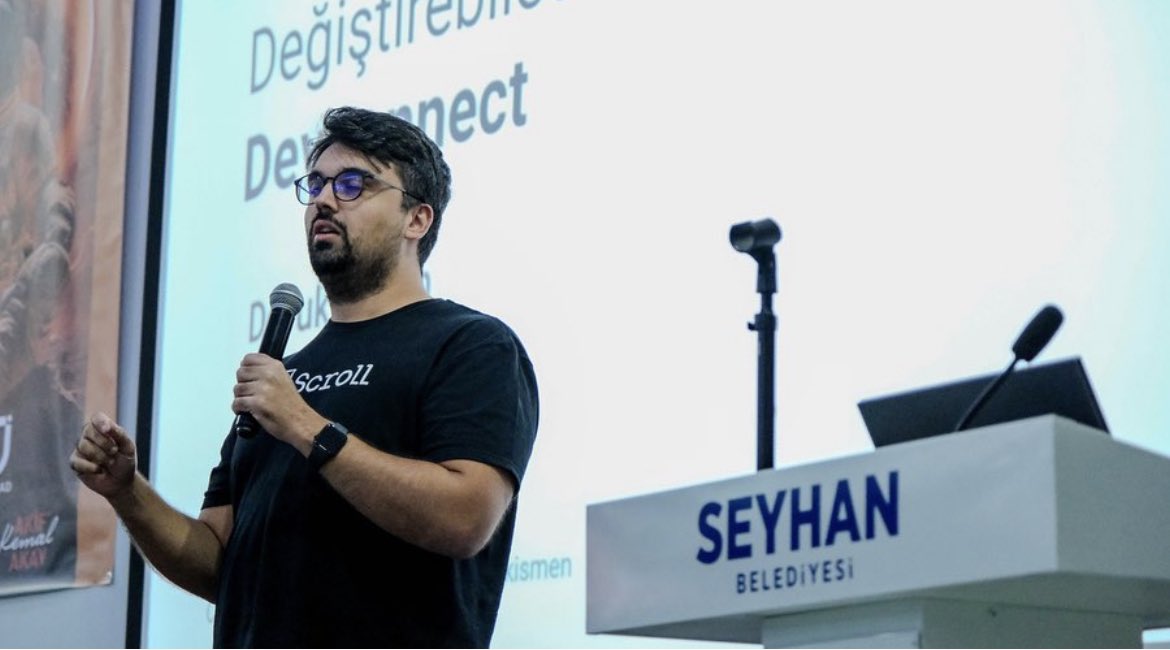 dorukismen's tweet photo. Dün Adana’da Ethereum’un vizyonunu yaymaya çalıştık. Sizler için konuşmaların aklımda kalan kısımlarıyla kısa özetini çıkardım: 

Ben @EFDevconnect’in Türkiye için ne kadar önemli olduğunu ve makus kaderimizi değiştirebilecek potansiyele sahip olduğunu anlatmaya çalıştım. 

Sunumun sonunda da yeni adanmış hayatlara ihtiyacımız var diyerek Yorgun Demokrat - Vitalik Versiyon’u izlettim. En başta da küçük bir alpha verdim, yakında sizler de duyacaksınız :) 

@skylar_eth: Türkiye’nin web3’teki potansiyelinden bahsetti. Devconnect için heyecanlı olduğunu özellikle belirtti. (Seyhan Belediyesi ve Skylar ikilisi aklımdan hiçbir zaman çıkmayacak)

@aabbstr: Kripto para teknolojisine genel bir girizgâh yaptıktan sonra, çok haklı olduğu, kriptonun yaygınlaşmasındaki en büyük engel zorluklarına değindi. 

@ulerdogan: Ethereum ekosisteminin karmaşık genel çevresini ve katmanlarını oldukça sade ve basit bir şekilde anlatmaya çalıştı. (Kısmen adanmış hayat nasıl olunur’u anlatmış oldu :) )

@aalimsahin: Web3 adaptasyonunun nasıl gerçekleşeceğini anlattı. Governance’tan, Cüzdan Kullanımına kadar pek çok farklı Web3’e giriş noktalarını aktarmaya çalıştı. 

Oldukça keyifli bir etkinlikti, güzel insanlarla tanışma fırsatı bulduk. Muhteşem ev sahipliği için @cukurovablock’a ayrıca teşekkürler.