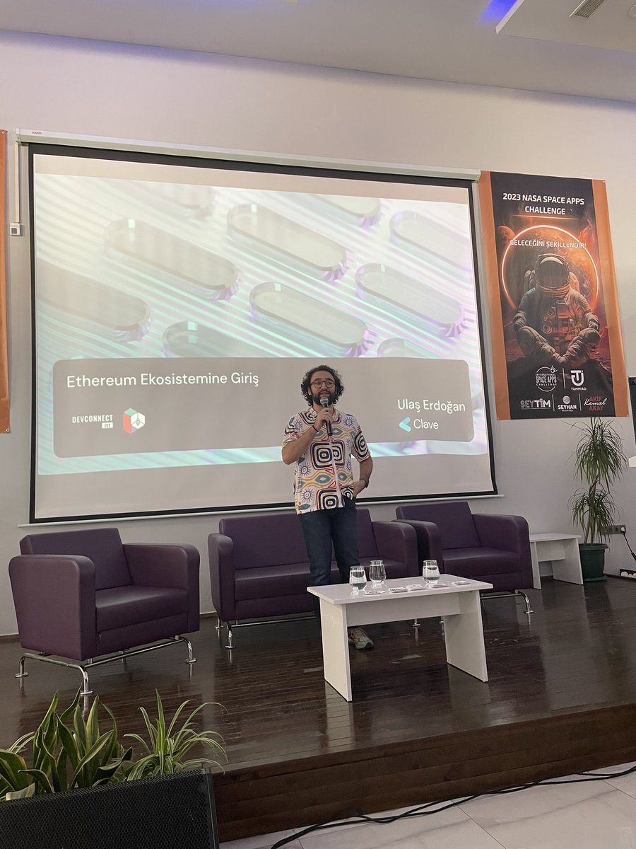 dorukismen's tweet photo. Dün Adana’da Ethereum’un vizyonunu yaymaya çalıştık. Sizler için konuşmaların aklımda kalan kısımlarıyla kısa özetini çıkardım: 

Ben @EFDevconnect’in Türkiye için ne kadar önemli olduğunu ve makus kaderimizi değiştirebilecek potansiyele sahip olduğunu anlatmaya çalıştım. 

Sunumun sonunda da yeni adanmış hayatlara ihtiyacımız var diyerek Yorgun Demokrat - Vitalik Versiyon’u izlettim. En başta da küçük bir alpha verdim, yakında sizler de duyacaksınız :) 

@skylar_eth: Türkiye’nin web3’teki potansiyelinden bahsetti. Devconnect için heyecanlı olduğunu özellikle belirtti. (Seyhan Belediyesi ve Skylar ikilisi aklımdan hiçbir zaman çıkmayacak)

@aabbstr: Kripto para teknolojisine genel bir girizgâh yaptıktan sonra, çok haklı olduğu, kriptonun yaygınlaşmasındaki en büyük engel zorluklarına değindi. 

@ulerdogan: Ethereum ekosisteminin karmaşık genel çevresini ve katmanlarını oldukça sade ve basit bir şekilde anlatmaya çalıştı. (Kısmen adanmış hayat nasıl olunur’u anlatmış oldu :) )

@aalimsahin: Web3 adaptasyonunun nasıl gerçekleşeceğini anlattı. Governance’tan, Cüzdan Kullanımına kadar pek çok farklı Web3’e giriş noktalarını aktarmaya çalıştı. 

Oldukça keyifli bir etkinlikti, güzel insanlarla tanışma fırsatı bulduk. Muhteşem ev sahipliği için @cukurovablock’a ayrıca teşekkürler.