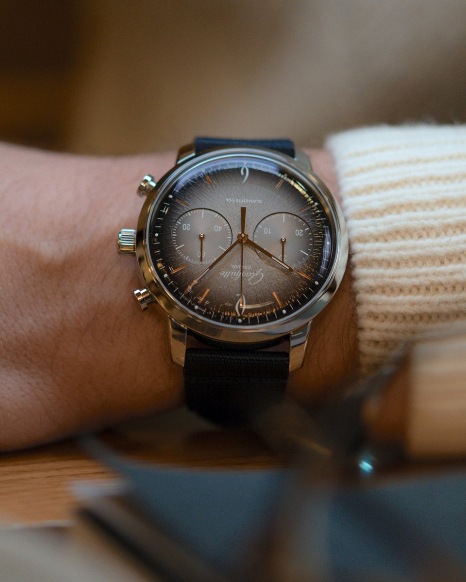 G_O_Manufactory's tweet photo. Our Sixties Chronograph Annual Edition elegantly stands out from the crowd without showing off. Its handmade dial with a dégradé effect is finely embossed and forms the perfect background for the red gold domed hands. Discover our irresistible homage to sixties style! #PTBTO https://t.co/TifOR9bu9Y