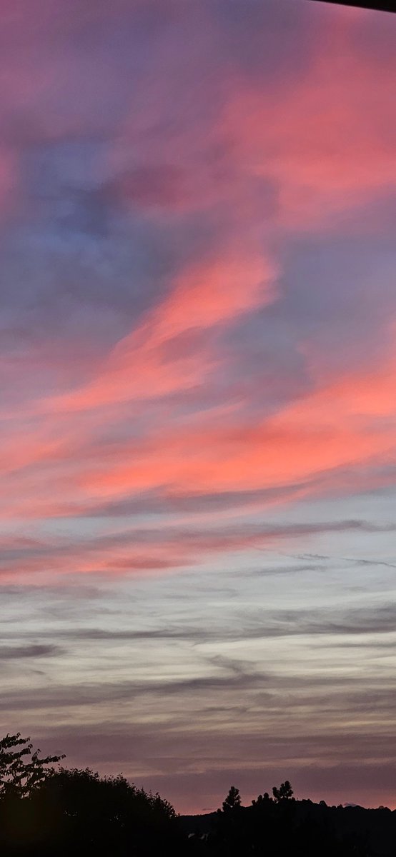 snapperchatta's tweet photo. Hello from the South West. Vibrant. (May need a click.) #Sunrise #Sky #ReadyToExplore https://t.co/ctjo5lQSs0