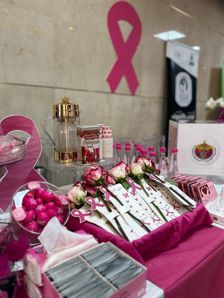 تحت رعاية نائب رئيس الجامعة لشطر الطالبات ، أقام مركز الخدمات الطبية الجامعي برنامج التوعية بسرطان الثدي والذي يهدف للتثقيف وتعزيز مستوى الوعي العام بأهمية الكشف المبكر لسرطان الثدي ، وتم مشاركة كلية الطب بشطر الطالبات بالعديد من الفعاليات والأنشطة للمنسوبات والزائرات.