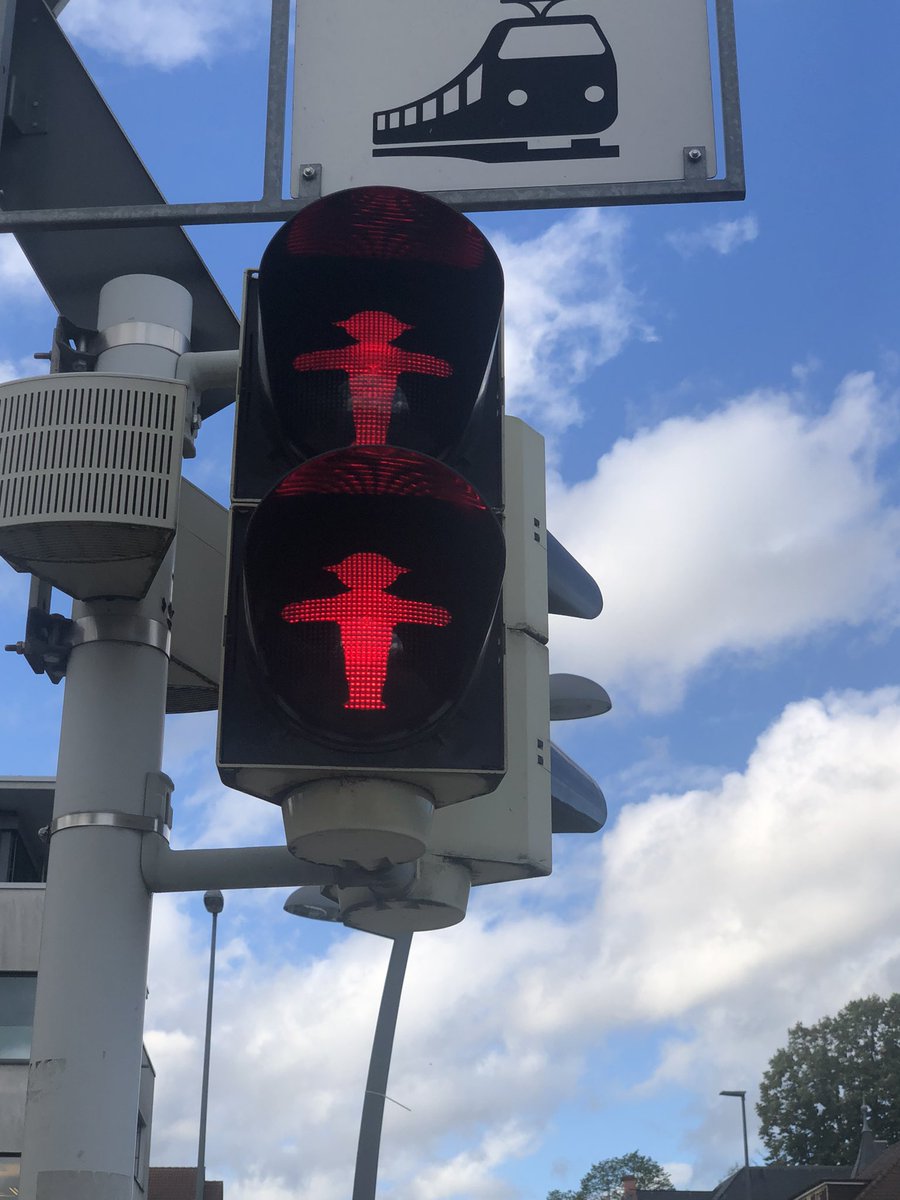 Tacitussi's tweet photo. Guten Morgen … die Ampelmännchen gibt’s in Oberursel. Und der #kamadogrill ist der beste der Welt … wenn man ihn beherrscht! Das ist der Zen des Grillens.
Ich tummle mich heute im #mehlwassersalz Club in FFM. Mal sehen was geht!
#kleinesfrühstück
#sundayisfunday https://t.co/bqmfYuaiOB