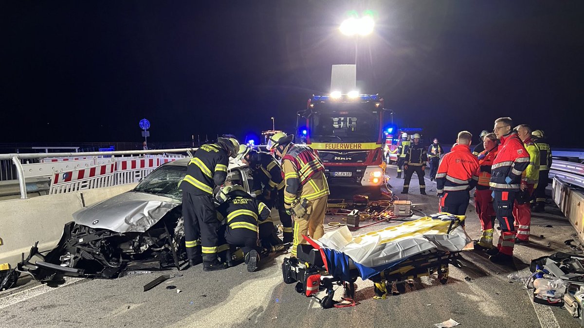 FeuerwehrWI's tweet photo. Gemeinsamer Einsatz der Feuerwehren @mainz_de und Wiesbaden nach #Verkehrsunfall auf der #A643 heute Nacht: https://t.co/70M6lQ9kSU ^jh https://t.co/lldUpxNoSI