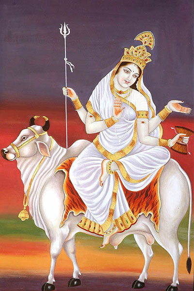 #Durgaashtmi दिन प्रकट होनेवाला ‘महागौरी’ रूप है, पति के रूप में शिवजी प्राप्त हों इसके लिए देवी द्वारा किए गए कठोर तप के कारण उनका शरीर काला पड जाना, शिवजी द्वारा प्रसन्न होकर पवित्र गंगाजल से उन्हें स्नान कराना और तब देवी का गौर रूप दिखाई देने के कारण उन्हें ‘महागौरी’ कह गया।
