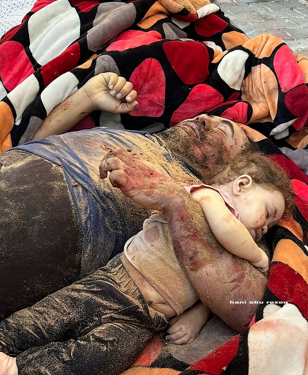 📸: Un padre palestino intentando proteger del bombardeo a su hija abrazandola, fue encontrado bajo los escombros en los últimos bombardeos sionistas de esta madrugada.

"Tomas mi agua, quemas mis olivos, destruyes mi casa, me quitas mi trabajo, robas mi tierra, encarcelas a mi