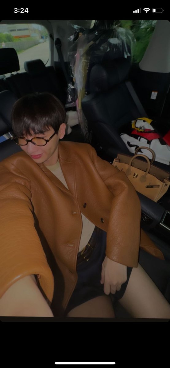 JumpolAD's tweet image. Me encanta este outfit y la cartera le da el toque