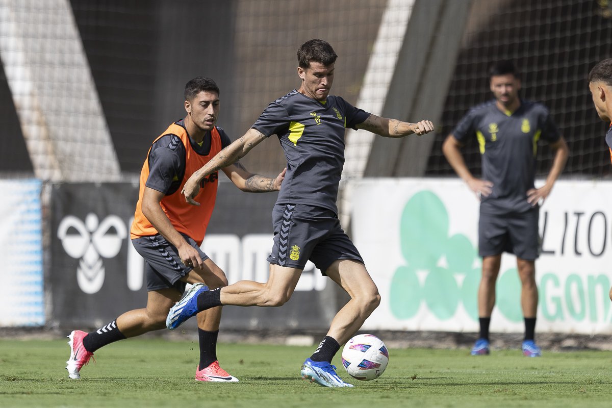 🟡¡Hoy hay fútbol!

⚽<a href="/UDLP_Oficial/">UD Las Palmas</a>
⚽ <a href="/RayoVallecano/">Rayo Vallecano</a>

🕒 13 horas en <a href="/CopeCanarias/">COPE Canarias</a>  
  
🎙️<a href="/juanfrancruzcar/">Juan Francisco Cruz</a>
🎙️<a href="/DoramasRguez/">Doramas Rodríguez</a>
🎙️<a href="/DRguezPerez/">David Rodríguez</a>

🎤Pachi Castellano
🎤Míchel Ponte 

🎚️@guillerG_C
📻103.0 102.9(sur) 98.3 Lanzarote