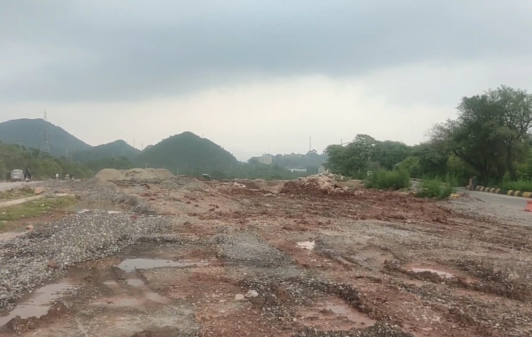 alikhansays_'s tweet photo. @CDAthecapital Meanwhile Bhara Kahu Bypass End point from Isb side/start point from Murree side looks like a desert. @Islamabadies https://t.co/qP1YQxM82g
