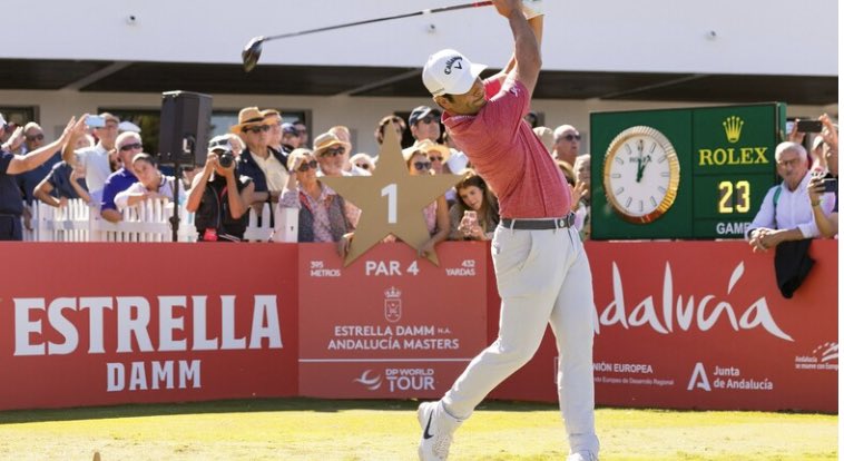 Se adelantan los últimos partidos del Estrella Damm para las 10:30h hora peninsular! Estaremos atentos a <a href="/MovistarGolf/">Golf en Movistar Plus+</a> #aquígritamosgolf  para ver a la armada Española con un <a href="/adrianotaegui/">Adrian Otaegui</a> en la lucha por la victoria y <a href="/AdriArnaus/">Adri Arnaus</a> muy de cerca!  <a href="/DPWorldTour/">DP World Tour</a> <a href="/edamsotogrande/">Estrella Damm N.A. Andalucía Masters</a>