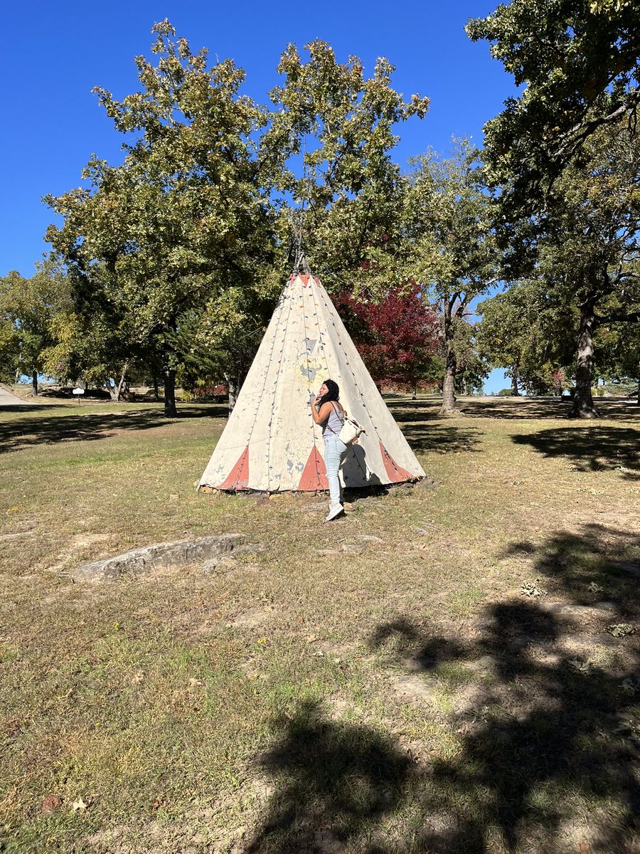 MacLuka77's tweet image. T h e tree that escaped the crowded forest …two of my favorite things , Nature and retro architecture. #Woolaroc #FrankPhillips #FrankloydWright #pricetower  #Oklahoma ❤️
