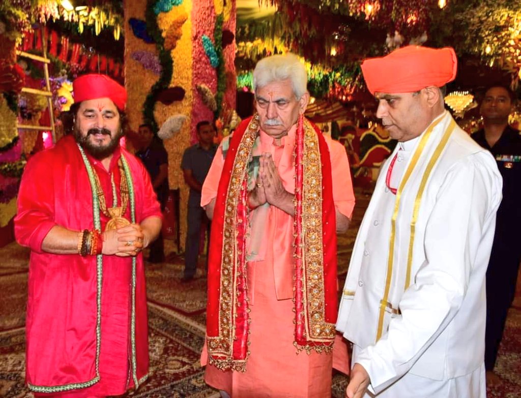 माता वैष्णो देवी श्राइन बोर्ड के अध्यक्ष मनोज सिन्हा ने आज महाअष्टमी के अवसर पर श्री माता वैष्णो देवी मंदिर में पूजा-अर्चना कर इस शुभ अवसर पर बोर्ड की वेबसाइट पर 'लाइव दर्शन सुविधा', द्विभाषी चैटबॉट का शुभारंभ किया।