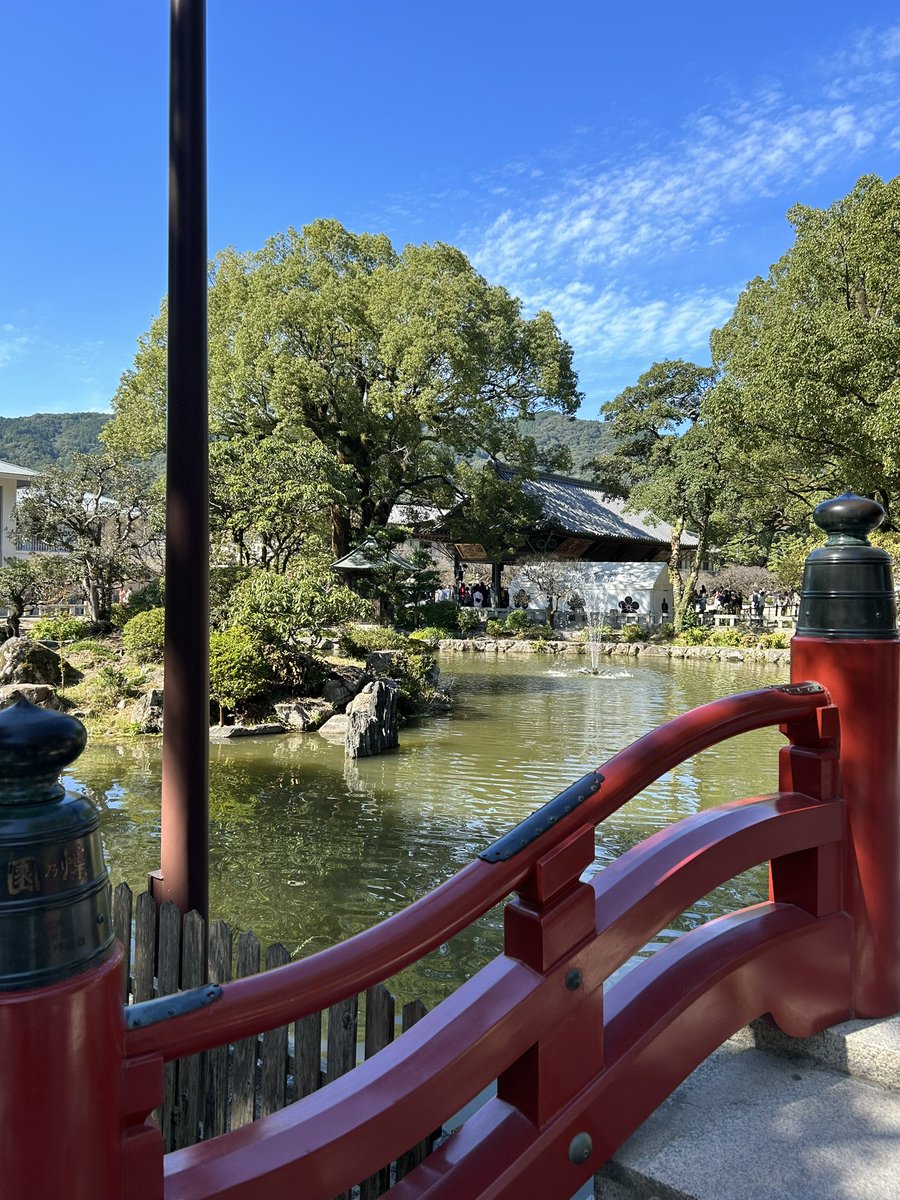 MocoMoco2708's tweet photo. 食べ歩きの為だけに太宰府天満宮へ⛩
定番の梅ヶ枝餅に、めんたい焼きおにぎり、プリンアイスに金賞コロッケ✨️

さすがに通り抜けだけは良くないか...と思って一応お参りして来ましたがこんな心がけでは神様に一生届かないんだろうな(´･∀･｀)

ﾁｬﾘﾝ➰◎ https://t.co/VBtOrQznbV