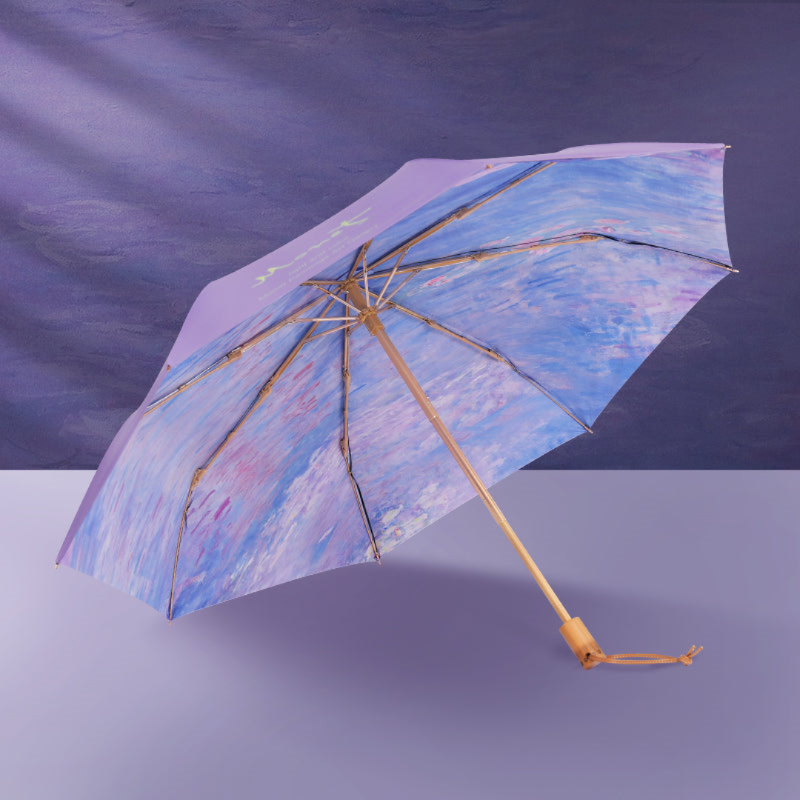 remulia97571's tweet photo. クロード・モネの『睡蓮』を描いた晴雨兼用の折りたたみ傘。

幻想的な美しい湖に咲く睡蓮が見事に描かれた作品です。

独特なタッチと鮮やかな色使いで描かれたアートなデザインが晴れの日も雨の日も気分を盛り上げてくれる。

生地は二層構造となっておりUVカット率は99％以上です。
