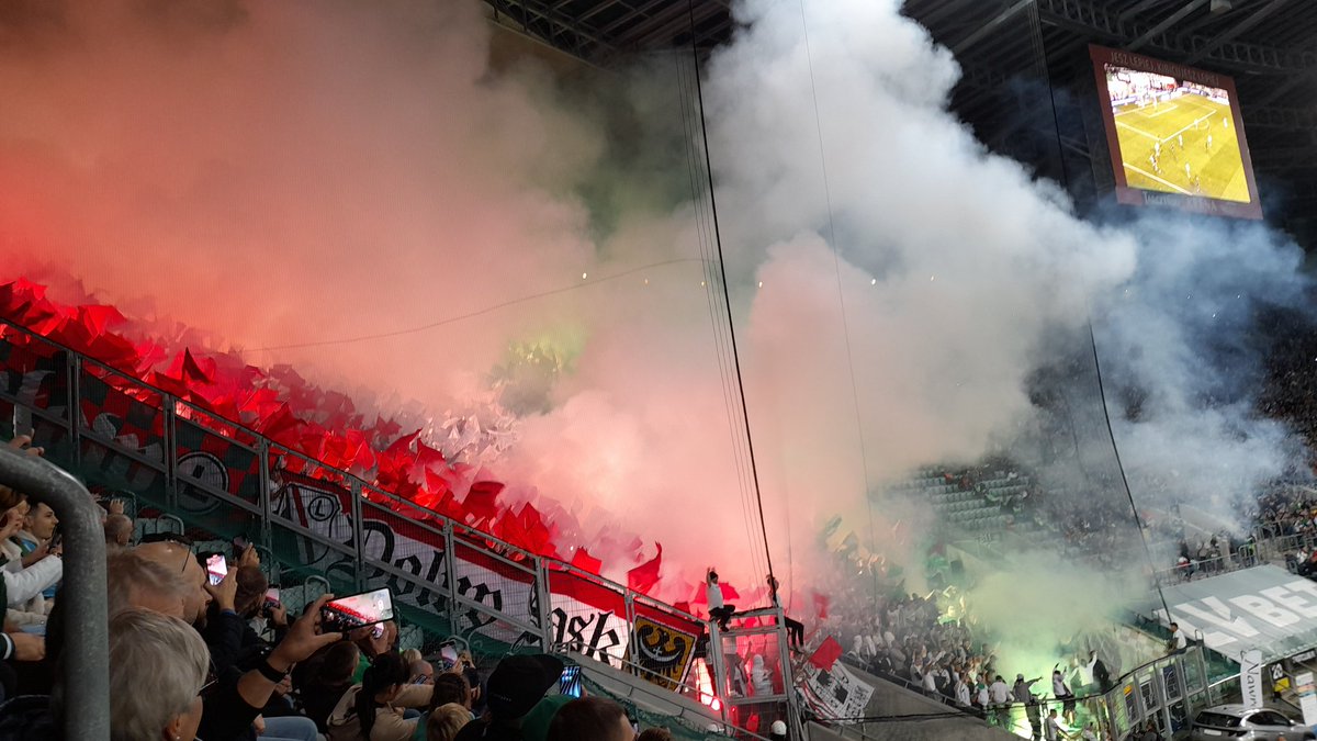 JestemTaylor's tweet photo. Good morning everyone 🤩
Pyrotechnics and Tifo ✅
Angry Legia fans ✅
Insane atmosphere ✅
3 points again ✅
10/10 performance from every player ✅
Lots of gin &amp; tonic when I got home ✅
Ekstraklasa leaders ✅

What a club! What a set of fans! 💪
@SlaskWroclawPl https://t.co/vscrSDM1XE