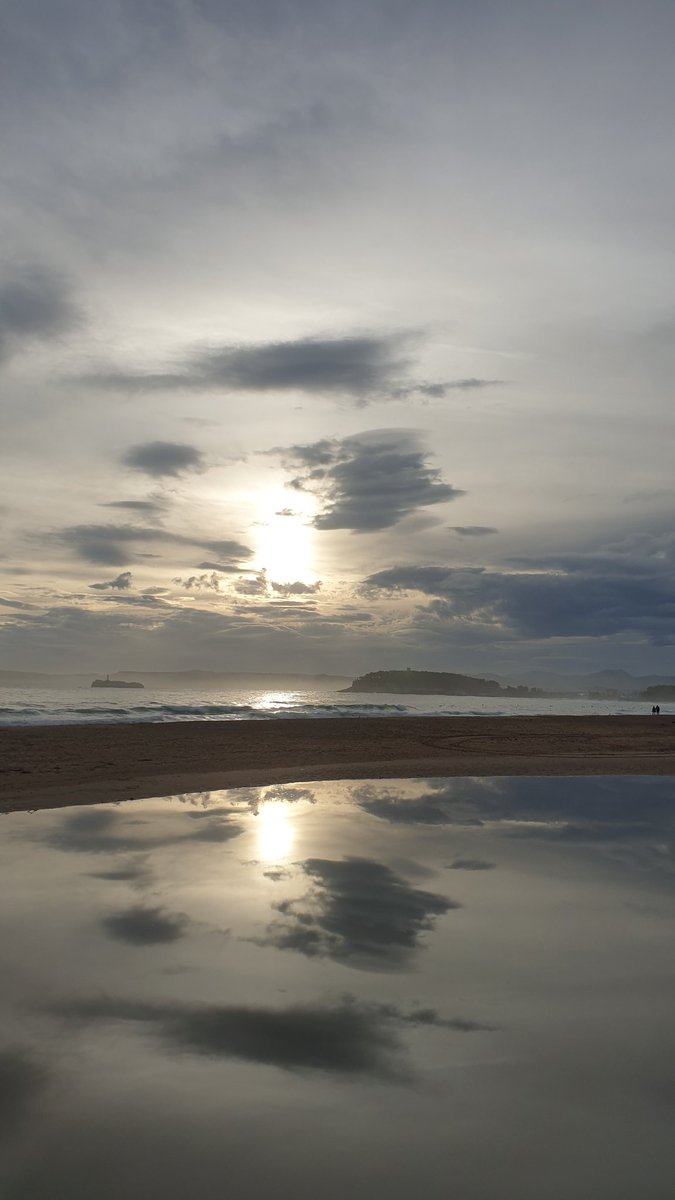 Domingo despues del temporal 🌊 .
#escueladesurfmolinucos <a href="/cant_infinita/">Cantabria Infinita</a>