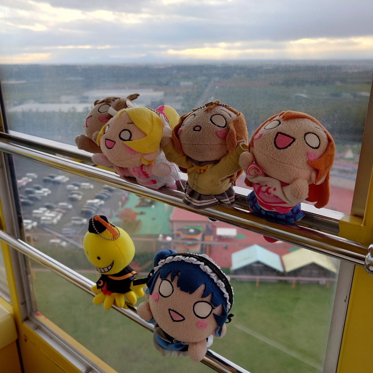 Tbzuramaru0's tweet photo. 北海道岩見沢にある遊園地
北海道グリーンランドの観覧車に
乗りつつぬいぐるみの集合撮影会ずら(^^)
ありがとうちゅんちゅん(^^)
#レイヴアップDX
#寝そべり https://t.co/4YEU3X57bz