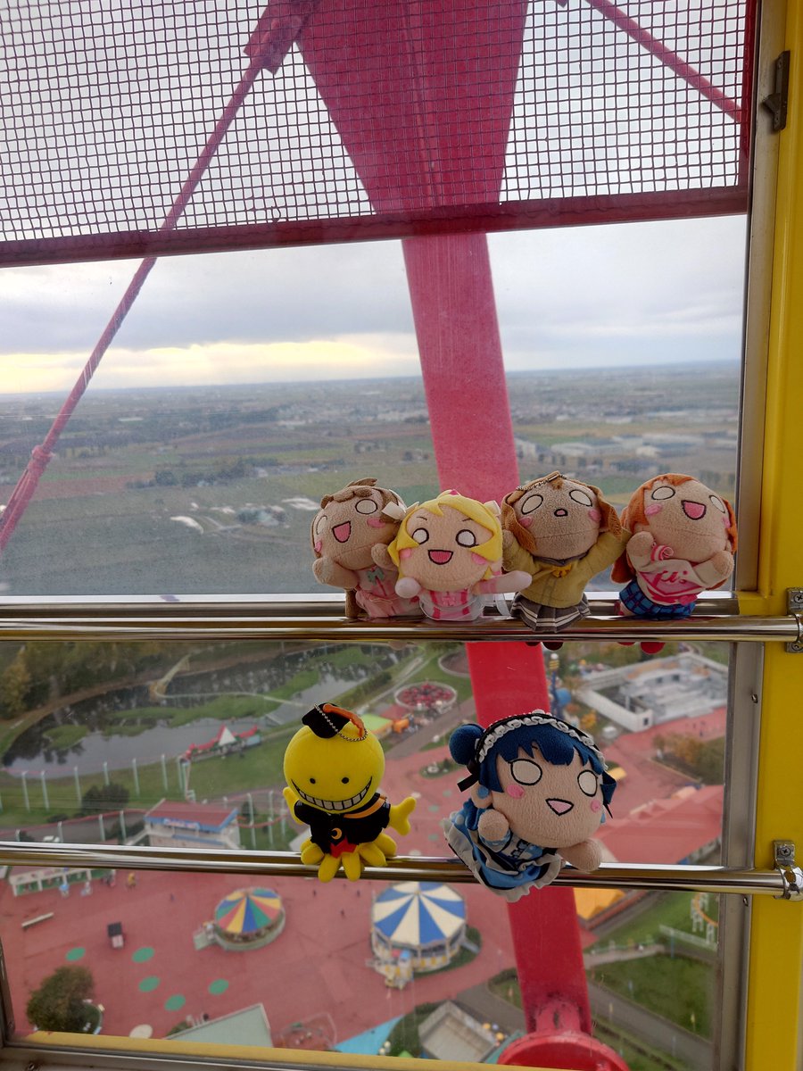 Tbzuramaru0's tweet photo. 北海道岩見沢にある遊園地
北海道グリーンランドの観覧車に
乗りつつぬいぐるみの集合撮影会ずら(^^)
ありがとうちゅんちゅん(^^)
#レイヴアップDX
#寝そべり https://t.co/4YEU3X57bz