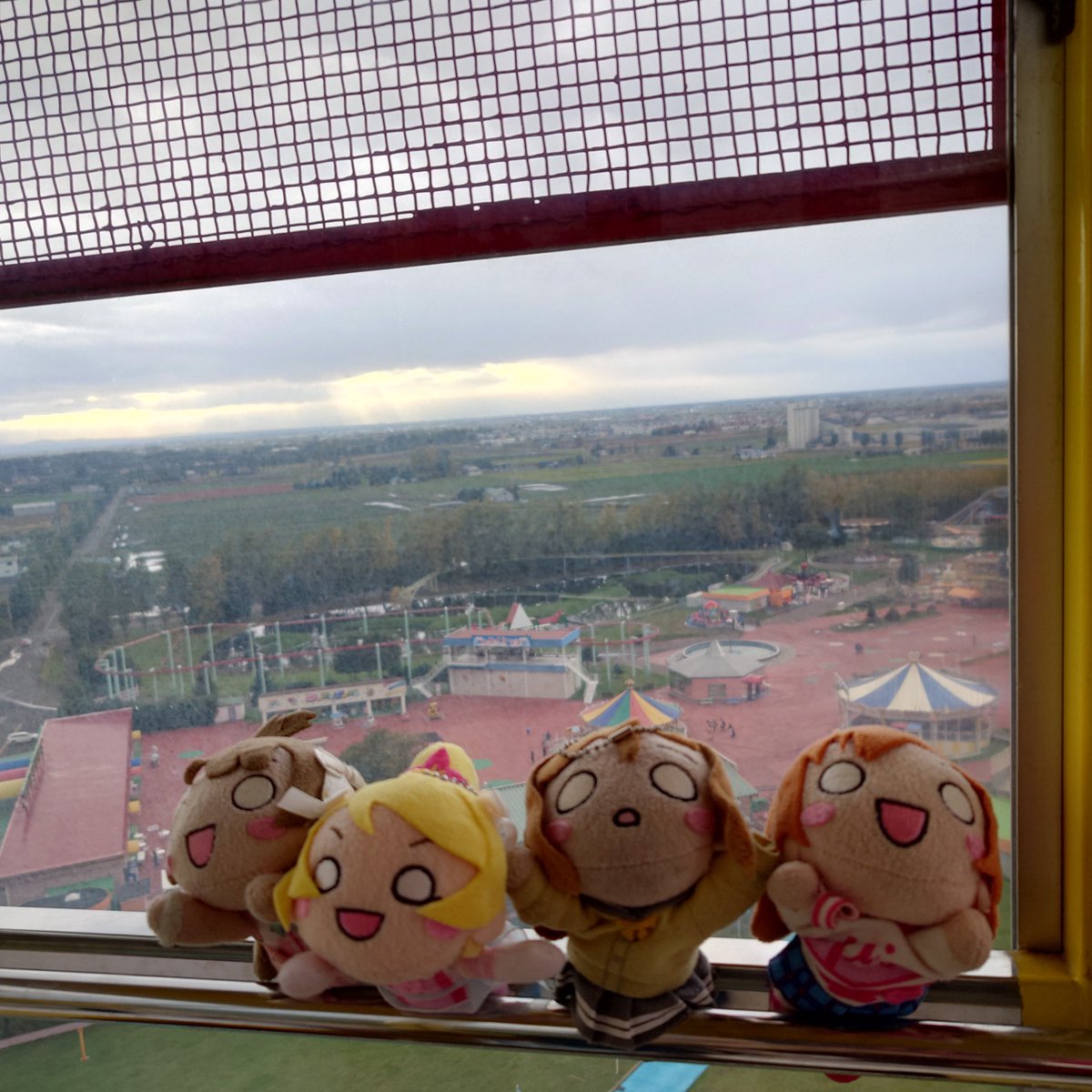 Tbzuramaru0's tweet photo. 北海道岩見沢にある遊園地
北海道グリーンランドの観覧車に
乗りつつぬいぐるみの集合撮影会ずら(^^)
ありがとうちゅんちゅん(^^)
#レイヴアップDX
#寝そべり https://t.co/4YEU3X57bz