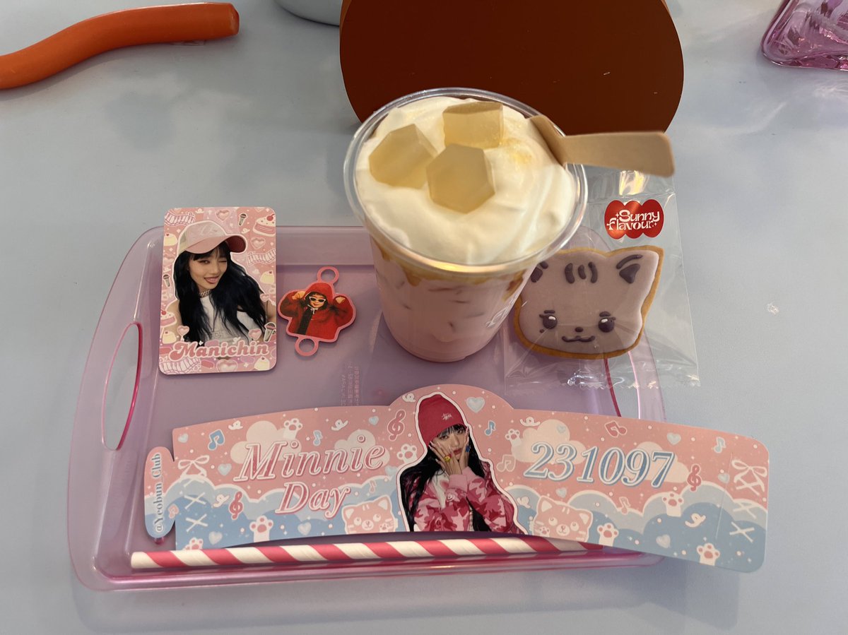 athitwu's tweet photo. Visiting #MINNIE ‘s birthday café today for my #fanscape #geosemiotics data collection 🤩 https://t.co/ZoUdqLsxa3