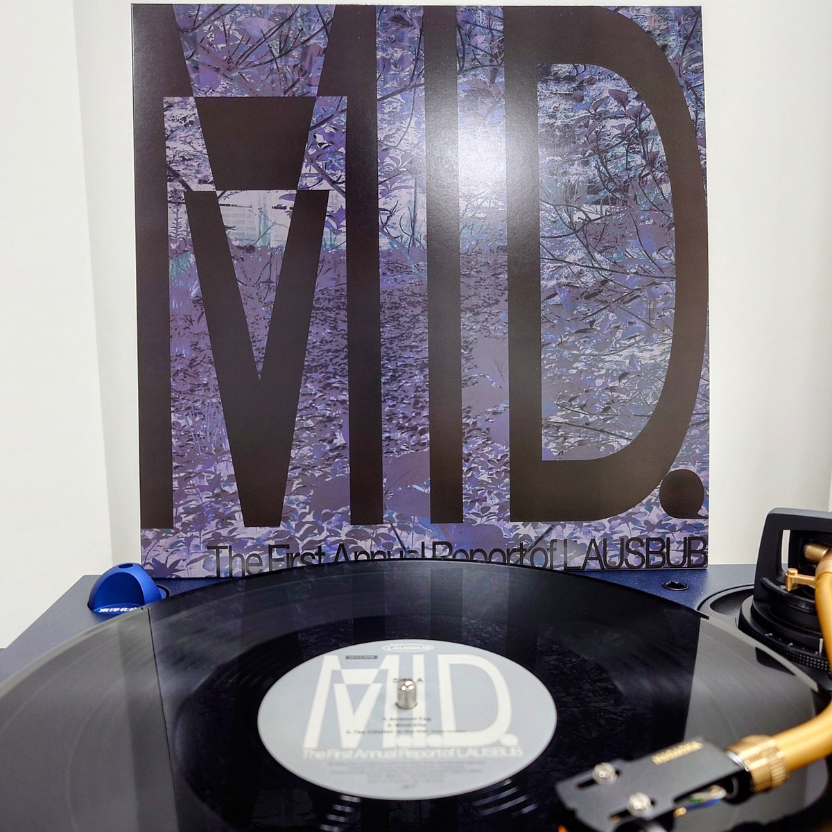 record1103's tweet image. 【🏮アイテム紹介🏮】
#LAUSBUB - M.I.D. The First Annual Report of LAUSBUB(LP)

ミュージシャン・音楽ファン・各メディアから注目を集める札幌発ニューウェーブ・テクノポップ・バンド「LAUSBUB」
2022年11月にリリースした1st EPが待望のアナログ化❗️🎊

#レコードの日

record-day.jp/item/njs-774/