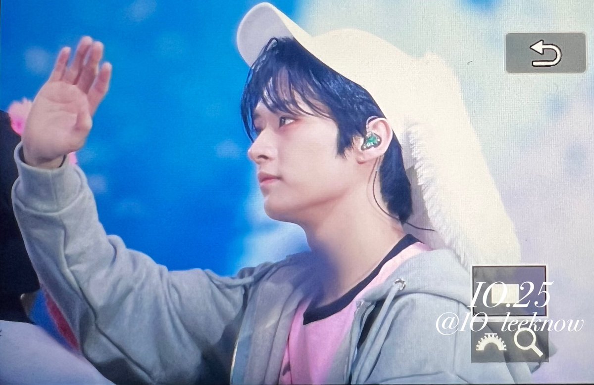 IO_leeknow's tweet photo. 231022 서울 UNVEIL 13 막콘 🥺👋🏻
#StrayKids #스트레이키즈                         
#리노 #Leeknow https://t.co/TCev6BlJTi